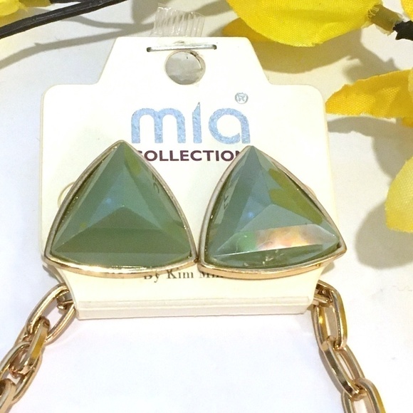 3/$29! jade green & gold tones geometric necklace - Picture 2 of 8